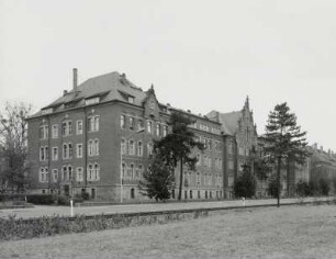 Pirna, Ehemalige Rote Kaserne : Pirna. Ehemalige Rote Kaserne (Wohnhaus). Rottwerndorfer Straße 51 a/b/c. Bezeichnet 1905/06. Straßenansicht
