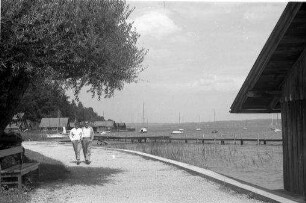 Feldafing: Strandpromenade mit Pärchen
