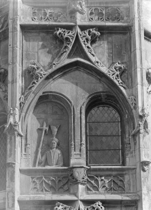 Fensterdekoration mit Halbfigur