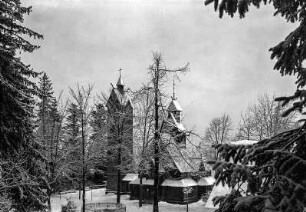 Krummhübel-Brückenberg. Stabkirche Wang (3. V. 12. Jh., 1842-1844 umgesetzt) und steinerner Glockenturm (F. A. Stüler; M. 19. Jh.). Winterbild
