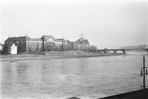 Dresden. Blick vom Altstädter Ufer über die Elbe zum Gesamtministerium (1900-1904; H. Tscharmann, E. Waldow) und zum Finanzministerium (1900-1904; O. Wanckel, O. Reichelt)