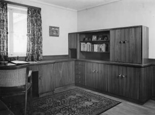 Haus Lachmund, Büro (11 qm) mit versenkbarer Schreibmaschine und Aktenschränken, Schubladen f. Schreibpapier, Entwurf und Ausführung Möbel Müller, Fritz Müller Sonthofen, Rüsterholz