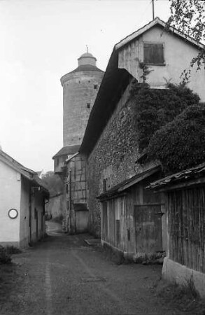 Isny: Gasse mit Burgturm