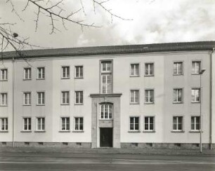Wurzen, Bürgermeister-Schmidt-Platz 7/10. Wohnhauszeile (1950/1955). Straßenfront Nummer 9
