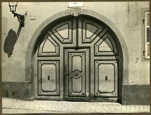 Hauptstr. 130, Tor mit Schlußstein 1692, MS, Bezirksaltersheim seit 1875