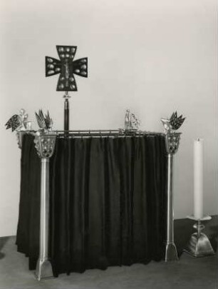 Tabernakel mit Vorhang und Kreuz von Elisabeth Treskow