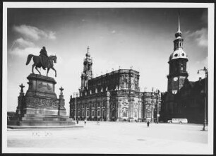 Dresden, Hofkirche und ehemaliges Residenzschloss : Dresden-Altstadt, Theaterplatz. Blick gegen König-Johann-Denkmal, Hofkirche und Residenzschloss mit Hausmannsturm
