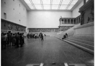 Besucher im Pergamonsaal im Pergamonmuseum
