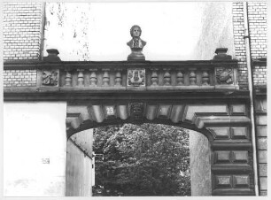 Torbogen; Frankfurt, Basaltstraße 23
