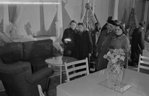 Messebesucher in der tschechoslowakischen Ausstellungshalle vor einer Präsentation von Möbeln