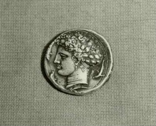 Dekadrachme, Vorderseite: Kopf der Quellnymphe Arethusa umgeben von vier Delphinen
