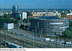 Ammonhof : Ammonhof (1997; IOP (Ingenhoven, Overdiek und Partner)). Blick von der Dachterrasse des Studentenwohnheims, Budapester Straße 22, links das World Trade Center (WTC)