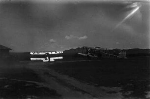 Verkehrs- und Sportflugzeug : Ein Verkehrsflugzeug und ein Sportflugzeug auf einem Flugfeld in der Stadt Dodoma.