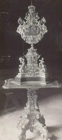 Des Lebens höchste Freuden, Kabinettstück Grünes Gewölbe : Kabinettstück "Höchste Freuden des Lebens" (1728; J. M. Dinglinger und weitere). Sardonyx, Achatplatten, Kelheimer Stein, Horn, Gold, Silber, vergoldet, Email, Kameen, Perlen, Achat, Diamanten, Saphire, Topase, Rubine, Smaragde, Moosachat und andere Edelsteine; H 139 cm. Dresden: Grünes Gewölbe VIII 379