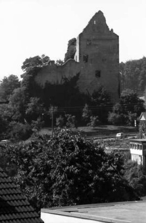 Landeck: Durch Garten der Wohnsiedlung auf Burgruine