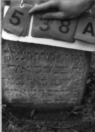 Grabstein 538 (Index: 100115404) Material: Sandstein Zustand: verwitttert Maße HxBxT: 51x41x10 cm Beschreibung: Stele mit Rundbogenabschluß, eingetieftes Schriftfeld Besonderheit: Kindergrab: Grabstein 538A