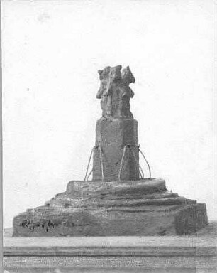 Entwurf zu einem Bärenbrunnen : Entwurf zu einem Bärenbrunnen. Ton (vor 1945; E. Richter). Dresden-Südvorstadt, Atelier der Künstlerin