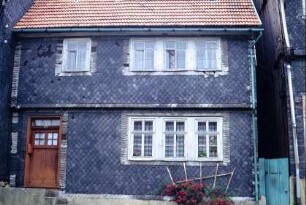 kleines Haus, Fensterreihen mit je drei Fenstern in beiden Geschossen