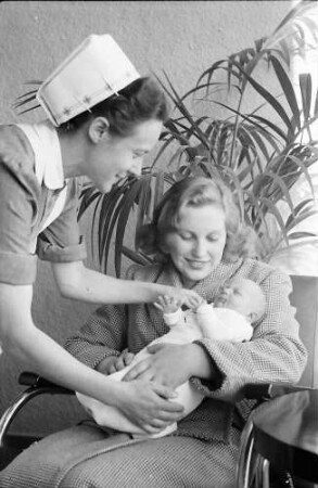 Freiburg: Mutter, Baby und Schwester