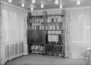Gohrisch, Papstdorfer Straße 131. Gästehaus des Ministerrates der DDR (Haus der Intelligenz) (Neubau 1953/1958). Bücherregale mit Fernsehgerät, wahrscheinlich in einem Aufenthaltsraum