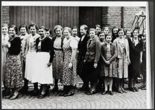 Frauen bei Erntedankumzug