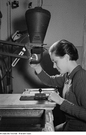 Marga Jurdan beim Fotozirkel des FDJ-Bezirksklubhauses in der Goethestraße