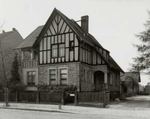 Pirna-Copitz. Villa, Rudolf-Renner-Straße 41 : Pirna-Copitz (Kreis Sächsische Schweiz). Villa, Rudolf-Renner-Straße 43. Straßenansicht mit Hauseingang