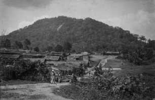 Lolodorf : Straße durch die Stadt Lolodorf mit deutscher Militärstation.