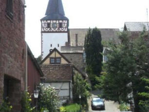 Ansicht von Norden mit Kirche (im Kern Romanisch) über Kirchhofmauer in erhöht gelegenem Kirchhof (einst fest-Wehrgang im 18 Jh abgetragen)