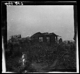 [Frelinghien (?) (Dep. Nord, Frankreich)]: Ruine, im Vordergrund Schutt und ein Fässer-Stapel