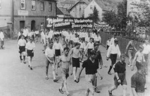 Spartakiade in Pöhla, Demonstration der männlichen Arbeitersportler mit der Losung "Nieder mit dem Verbotsplan der faschistischen Bourgeoisie" am 25./26. Juni 1932 : Spartakiade in Pöhla, Demonstration der männlichen Arbeitersportler