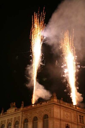 Dresden-Altstadt. Neumarkt. Feuerwerk über dem Johanneum anläßlich der Einweihungsfeier des OF-Hotels