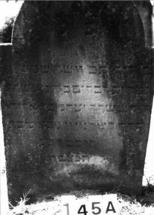 Grabstein 145 (Index: 100085459) Maße HxBxT: 90x60x13 cm Beschreibung: Stele, eingezog. Rundbogenabschl. , Schriftfeld eingetieft mit Maßwerk auf Vordersei: Grabstein 145A