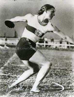 Gisela Mauermayer beim Diskus werfen.