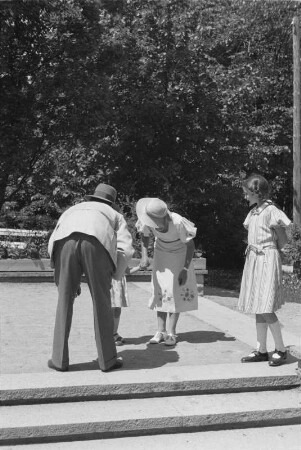 Privataufnahmen. Bad Wörishofen. Bruder Nikolaus und Schwester Gretl des Fotografen mit kleinem Mädchen bei der Denkmalsanlage für Sebastian Kneipp am Denkmalplatz