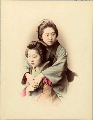 Zwei Japanerinnen in traditionellem Gewand