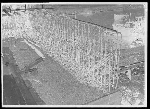 Staustufe Knetzgau. Hebung der Mainbrücke bei Zeil. Bewehrung der Entlastungsplatte, linkes Widerlager. Schweinfurter Pegel = 51 cm.