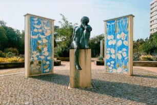 Sitzende mit aufgestütztem Arm