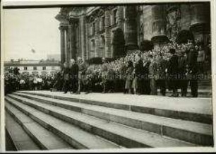 Reichspräsident von Hindenburg verlässt den Reichstag am Verfassungstag