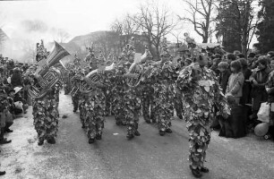 Freiburg: Freiburger Fasnet 1977 [Umzug, Musikgruppe]