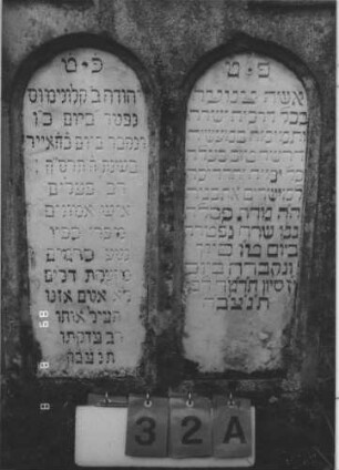 Grabstein 32 (Index: 99800328) Material: Sandstein, Schriftplatten Marmor Zustand: verwittert, bewachsen Maße HxBxT: 157x69x25 cm Beschreibung: Stele, eingezogener Rundbogenabschluß mit Mittelaufsatz mit Zinnen, Verdachung, zwei eingelassene Schriftplatten, jeweils mit Rundbogenabschluß, getreppter Sockel Symbolik: sich reichende Hände Besonderheit: Doppelgrab für Eheleute; - siehe freie Kommentierung: Grabstein 32A