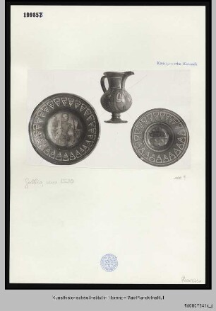 Eine Schüssel mit einem das Kreuz anbetenden Heiligen und eine mit einem Wappen