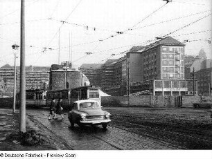 Dresden-Altstadt. Postplatz. Blick nach Osten in die Sophienstraße mit der Ruine der Sophienkirche