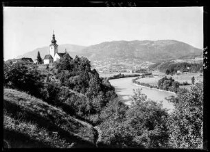 Villach, Österreich. Blick auf die Drau mit Pfarrkirche St. Martin
