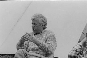 Čičmany. Akt-Pleinair 1980. Der Fotograf Günter Rössler während einer Besprechung