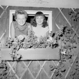 Frankfurt (Main). Motel (?). Zwei junge Frauen schauen aus einem Fenster