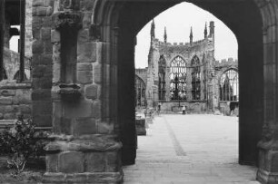 Blick in die Apsis der 1940 zerstörten alten Kathedrale mit dem Versöhnungsaltar