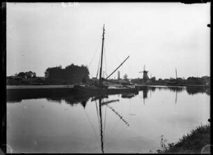 Apeldoorn, Niederlande. Kanal mit Mole und Mühle