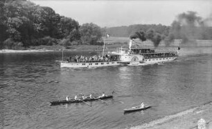 Personen-Seitenraddampfer "Königstein" (1915, Werft Laubegast). Schrägansicht auf Fahrt vor der Elbinsel bei Dresden-Pillnitz
