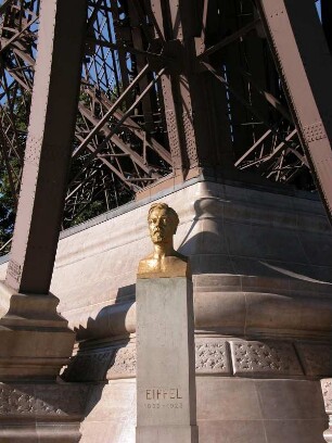 Büste von Gustav Eiffel unter dem von ihm konstruierten Eiffelturm